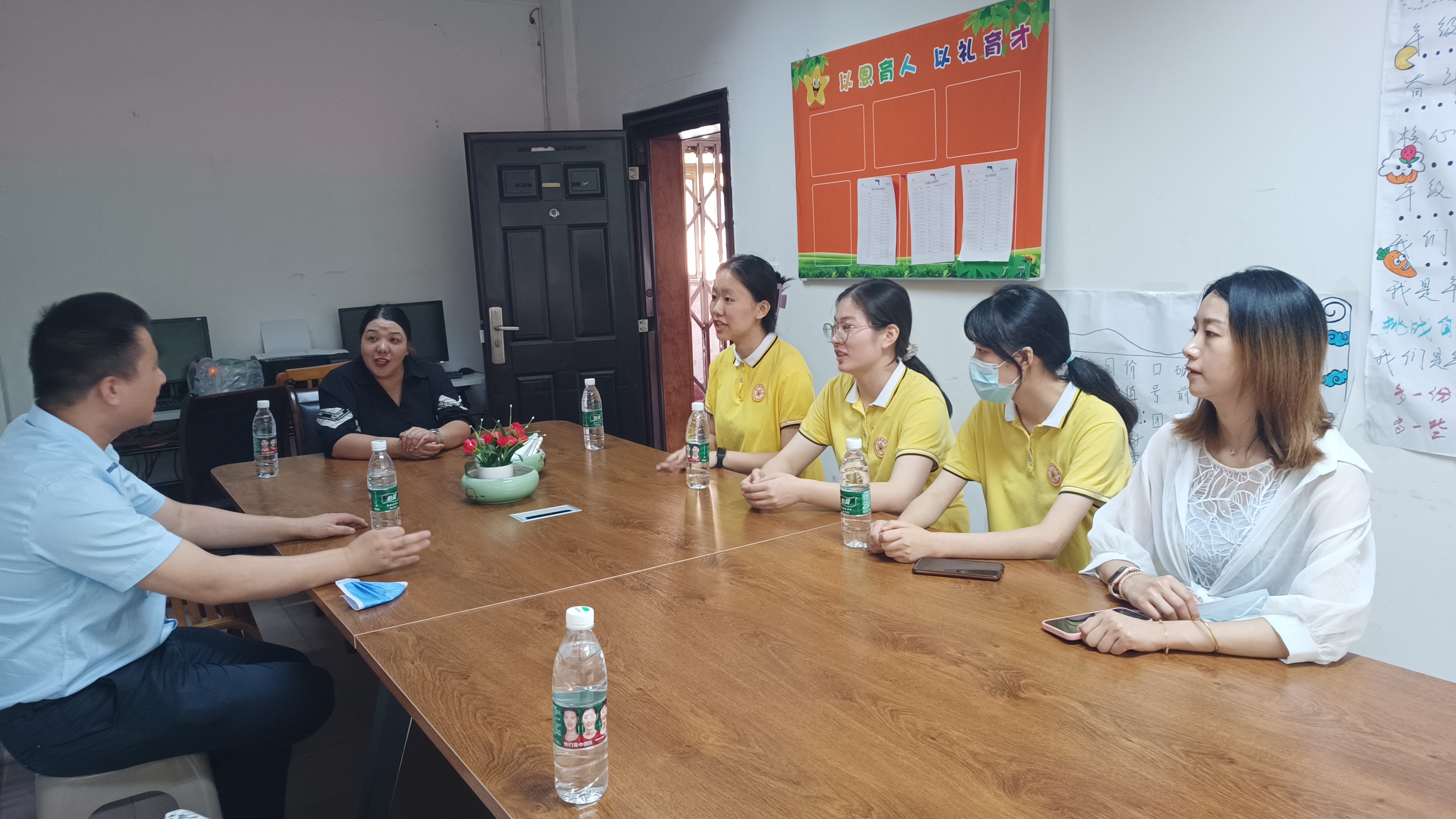 PA电子(中国区)官方网站一行到巴南区阳光蒲田幼儿园看望员工.jpg PA电子(中国区)官方网站一行到巴南区阳光蒲田幼儿园看望员工.jpg