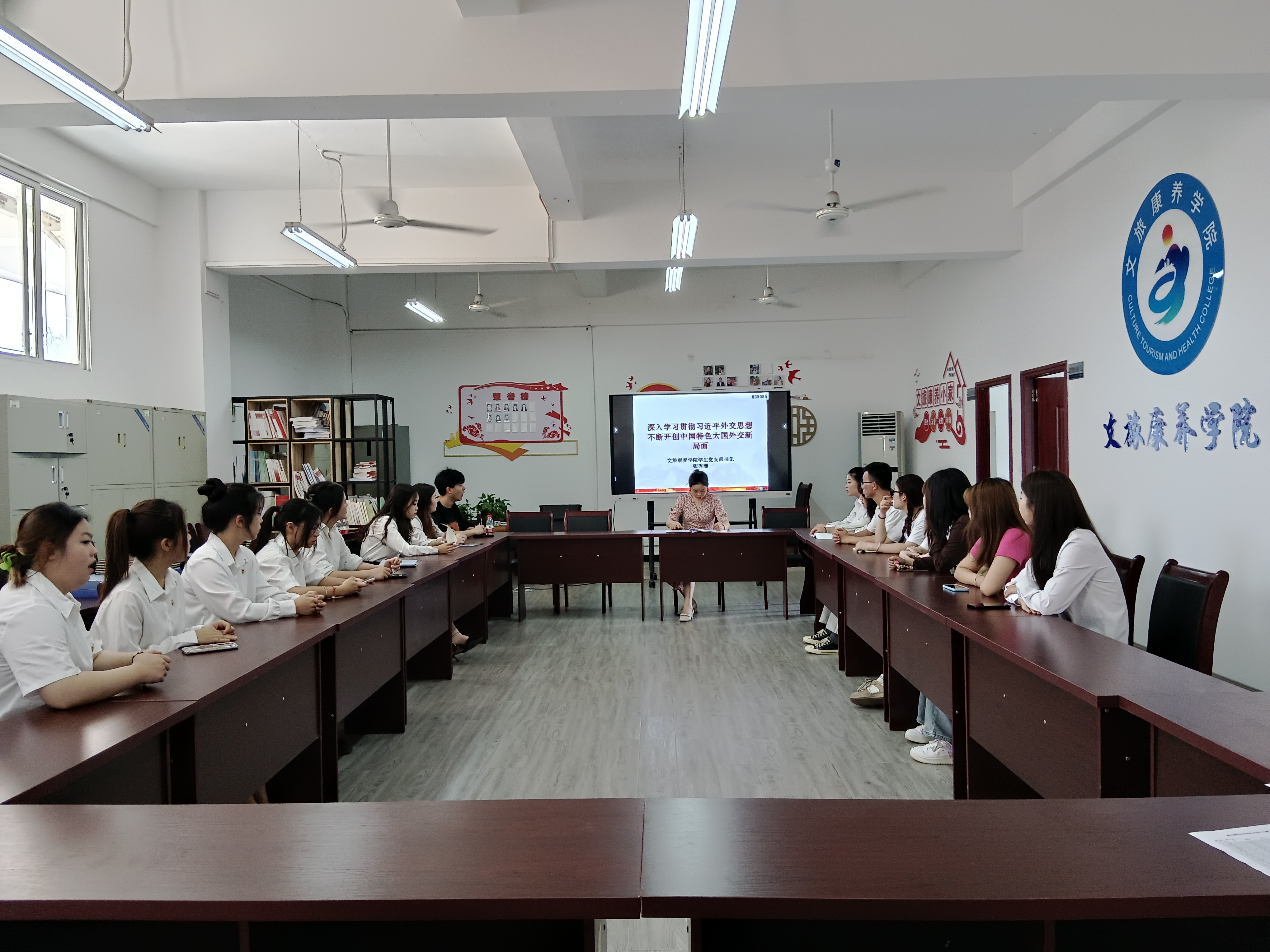 PA电子(中国区)官方网站员工党支部书记张秀珊讲主题教育专题党课.jpg